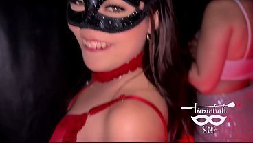 Fui com as amigas na festa cuckold da casa de swing Opiumn Club e fizemos o negão dotado entrar na cabine e pegar as 3