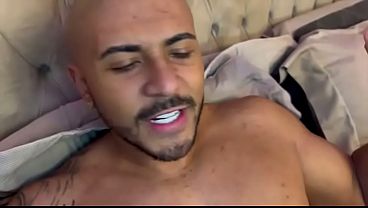 BBC brasileiro fode casada safada que humilha o marido corno e faz ele de sissy. Negao pauzudo, conheceu casada puta na academia e a safada levou o negão para fuder na frente do corno manso.