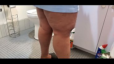 Homemade mature bbw shows her big butt peeking from under her short robe