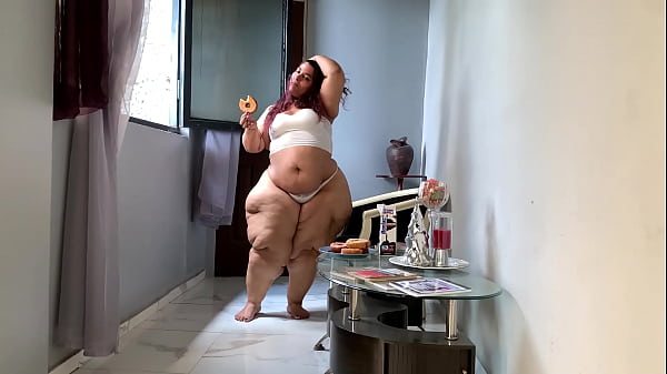 Short Curvy Girl with Giant Hips & Ass – SSBBW Feedee Emma Pear